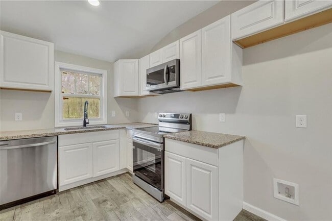 Building Photo - Live Near It All! 3 Bedroom Home in Midtown Savannah