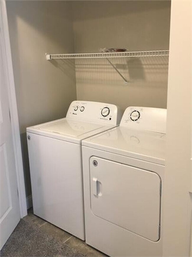 Building Photo - 3-bedroom Townhome Available for July!