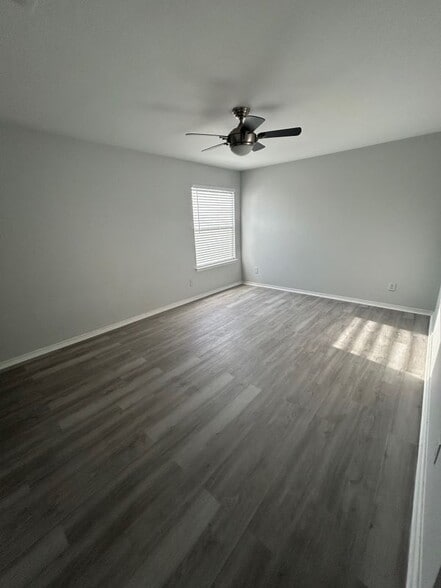Building Photo - 431 Golden Walk