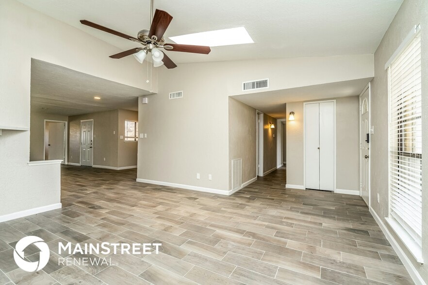 Building Photo - 2101 Chatsworth Rd