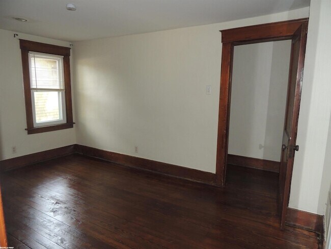Building Photo - 506 Hawthorn Ave