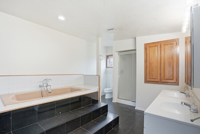 Building Photo - 611 S Ferrall St