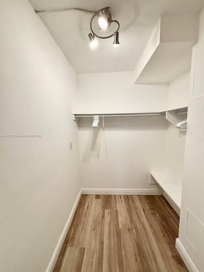 Building Photo - 801 Brickell Bay Dr