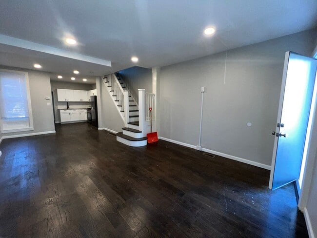 Building Photo - Beautiful 3 Bedroom Home