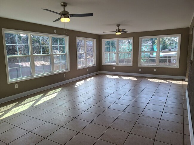 Building Photo - Charming 2BR + versatile bonus room perfect for a 3rd Bedroom or Office!