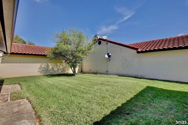 Building Photo - Gorgeous 2/2 Spacious Home with a Large Ba...