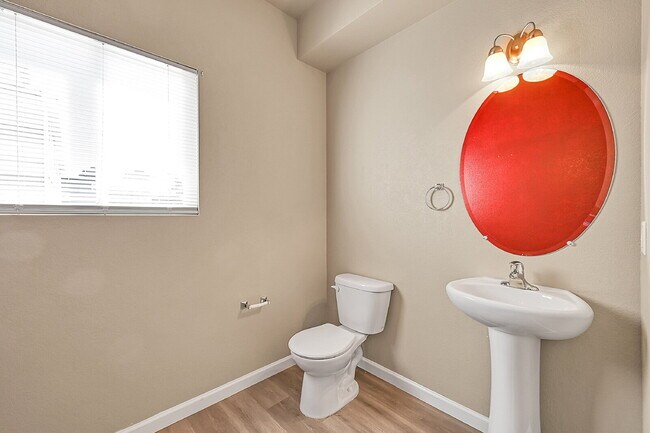 Building Photo - $1,995-3 Bed 3.5 Bath townhome in CO Sprin...