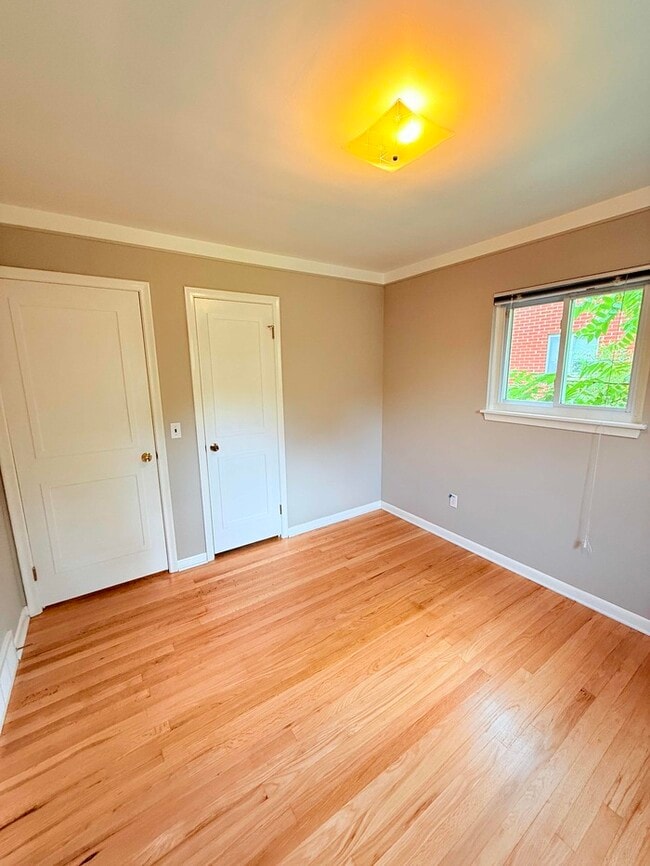 Building Photo - 1718 Cresthill Ave