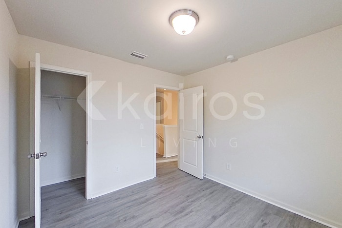 Building Photo - 5047 Sandy Hill Dr