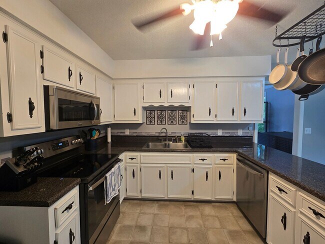 Building Photo - Country Charm Meets City Convenience – You...