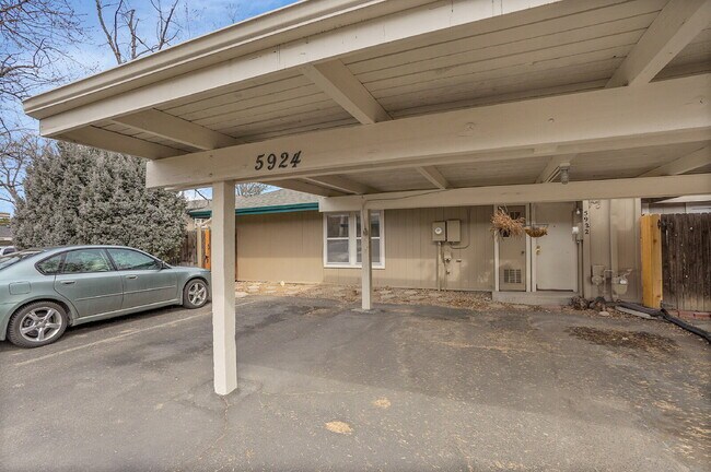 Building Photo - $2,145.95 with $300 Off the first month's rent, 2 Beds - 1 Bath, Townhouse in Greenwood Village w...