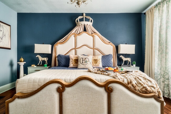 Building Photo - 713 Grandin Rd