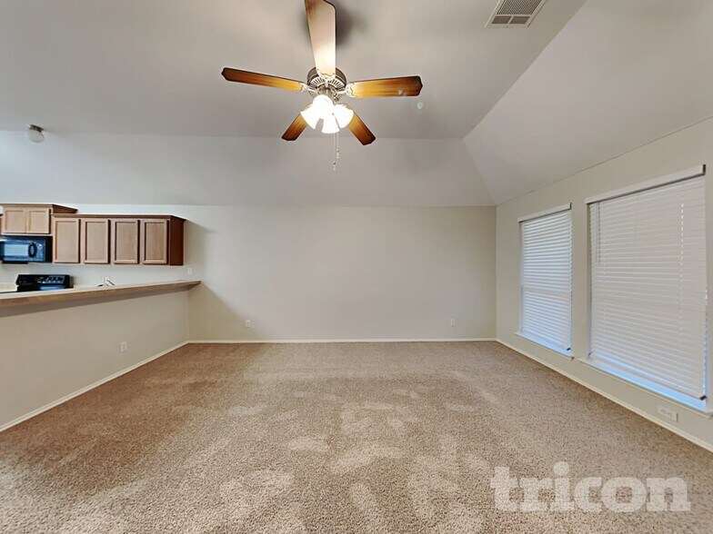 Building Photo - 1615 Hillside Dr