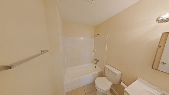 Building Photo - Nice and Cozy 2 Bed/1 Bath Apartment