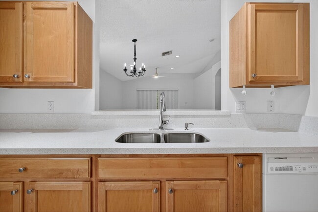 Building Photo - 5020 N La Sedona Cir