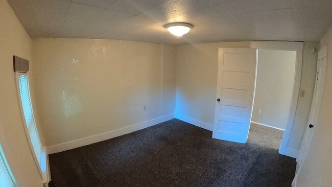 Building Photo - 1004 W 12th Ave