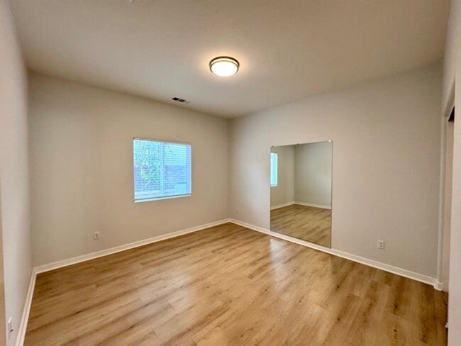 Building Photo - Stunning 2021 built 4 bedroom home for LEA...