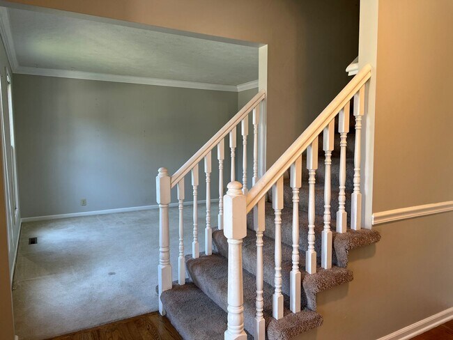 Building Photo - Well-Located 4 Bedroom with Versatile Living Space!!