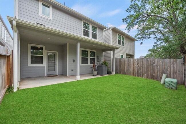 Building Photo - 16107 Hilltop Oak Dr