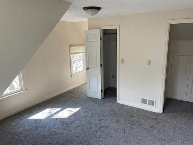 Building Photo - Spacious 4 bedroom house