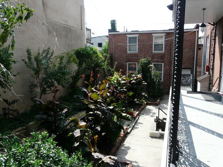 Private cottage in lovely courtyard - 1901 E Lombard St