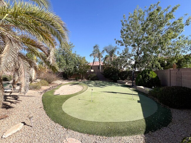 Building Photo - Stunning 5 bed/ 3.5 Bath in Pleasant Valley
