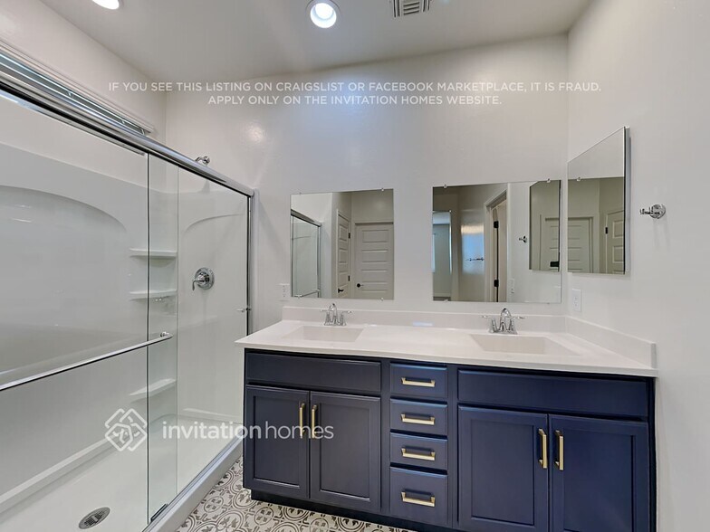 Building Photo - 14427 W El Cortez Pl