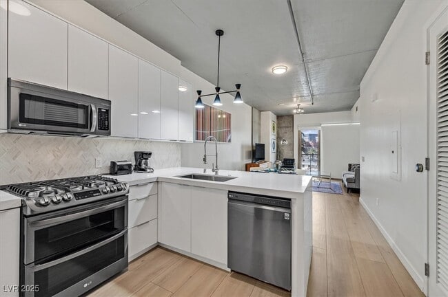 Building Photo - 353 E Bonneville Ave