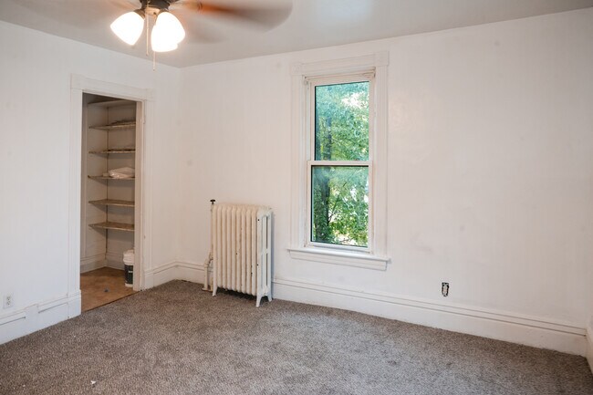 Building Photo - 556 Rose Ave E