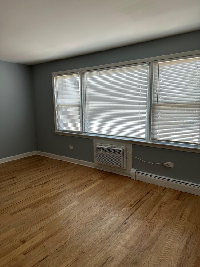 Building Photo - 6259 N Milwaukee Ave