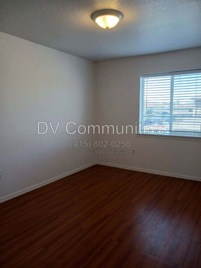 Building Photo - 2521 NW Cedar Ave
