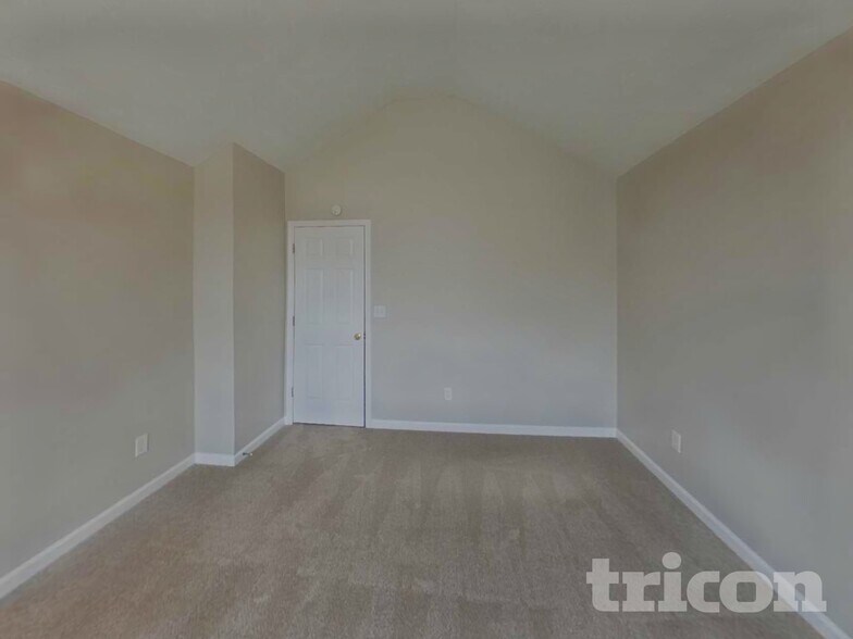 Building Photo - 3250 Diamond Blf