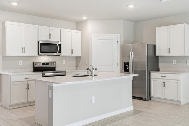 Building Photo - Spacious 4-Bedroom Retreat with 2 Full Baths in Punta Gorda – Your Dream Home Awaits!