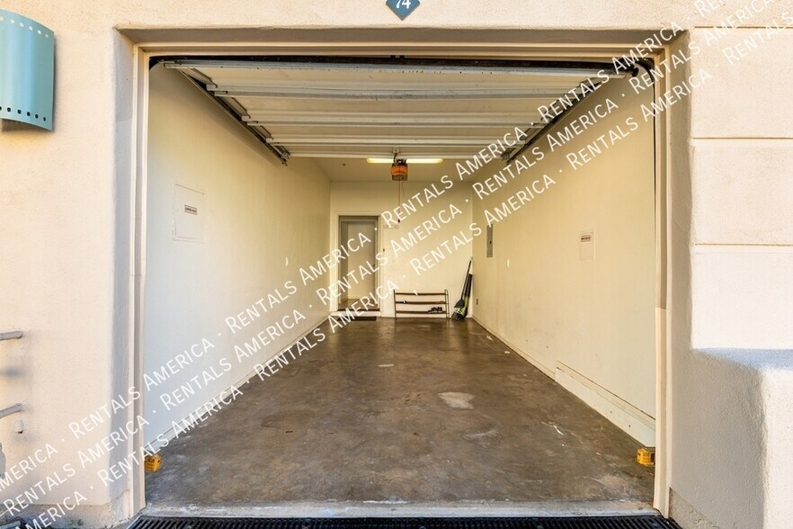 Building Photo - 7550 E Earll Dr