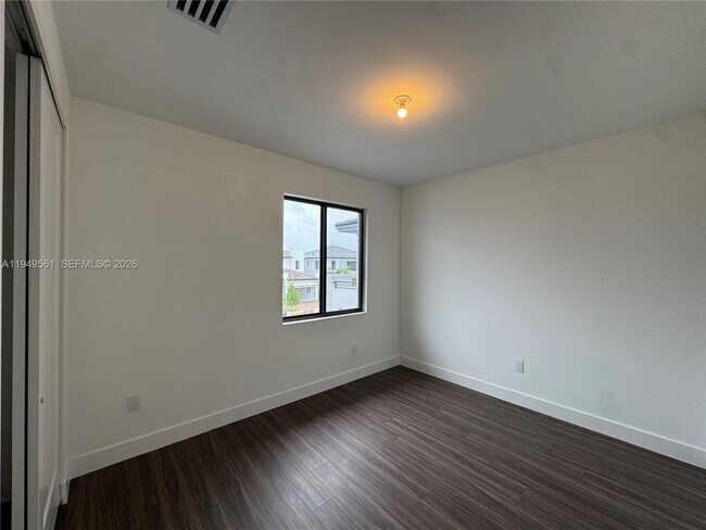 Building Photo - 19749 NE 16th Pl