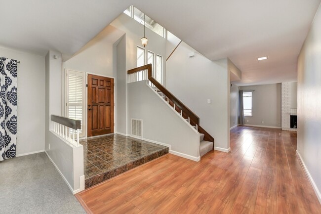 Building Photo - STUNNING 4BD / 2.5BTH SINGLE FAMILY RIGHT ...