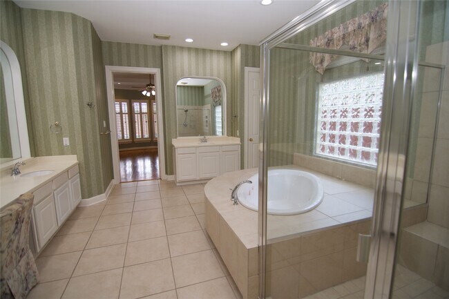 Building Photo - 3015 Bonnebridge Way Blvd