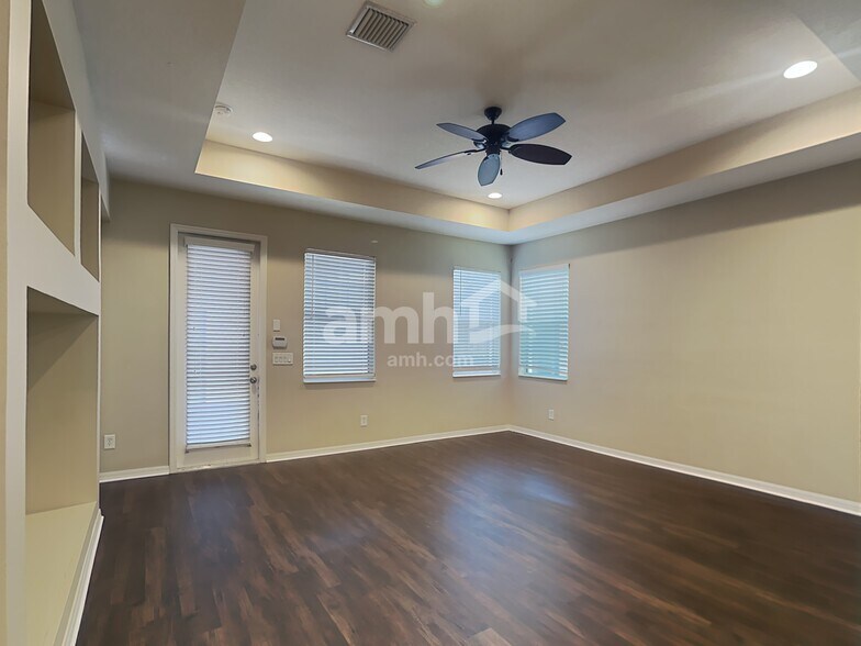 Building Photo - 16017 Loneoak View Dr