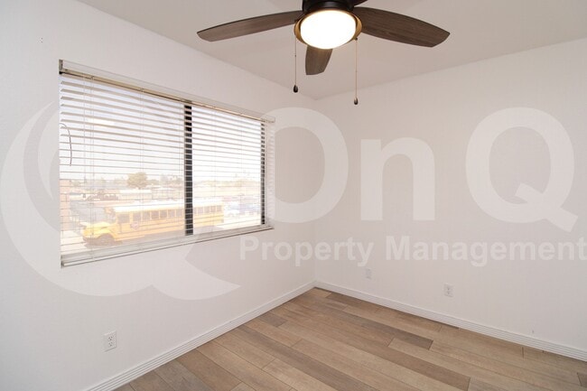 Building Photo - 2049 W Bloomfield Rd