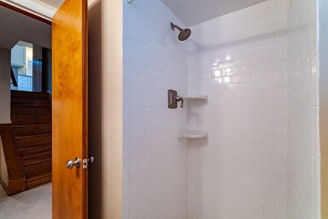 Building Photo - Gorgeous 4 Bed 3 Bath Brick Home In Serene Hollindale