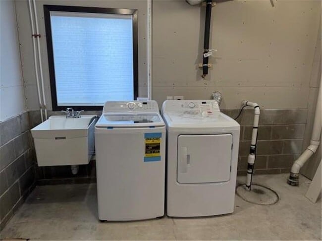 Building Photo - 614 Dillon Ave N