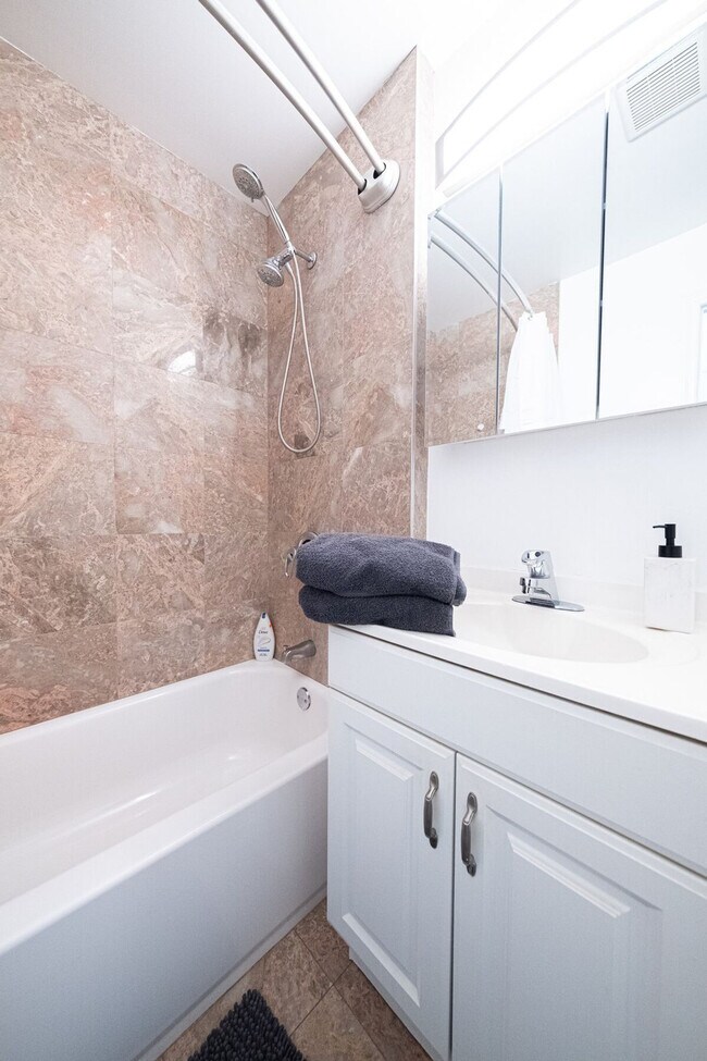 Building Photo - 305 E 95th St