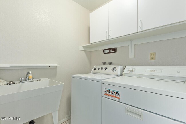 Building Photo - 10848 W Ventana Dr S