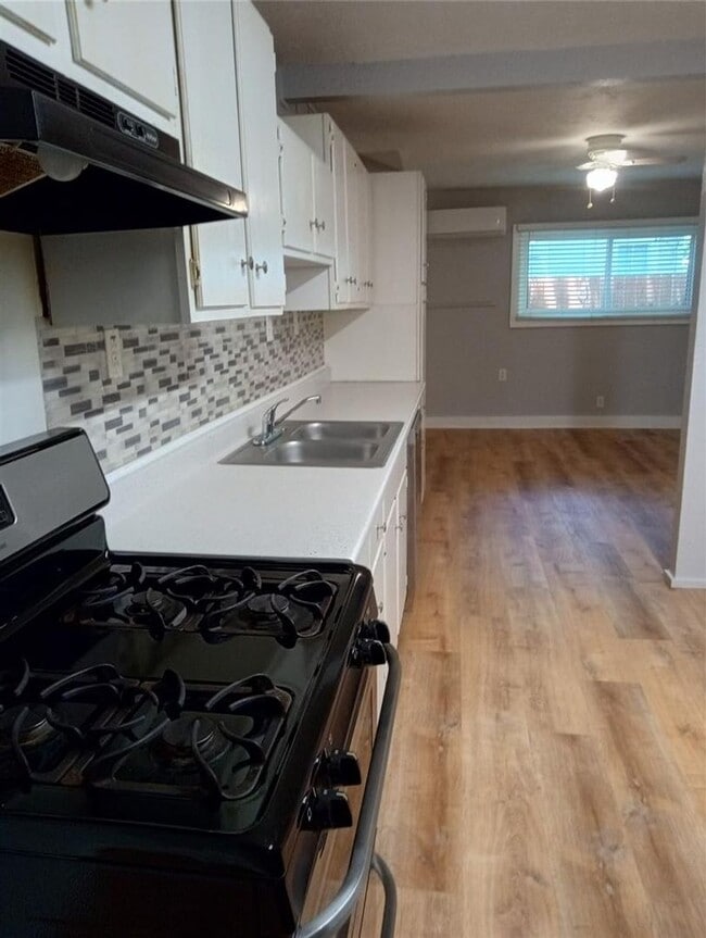 Building Photo - Fully Remodeled 1 bath Washer /Dryer