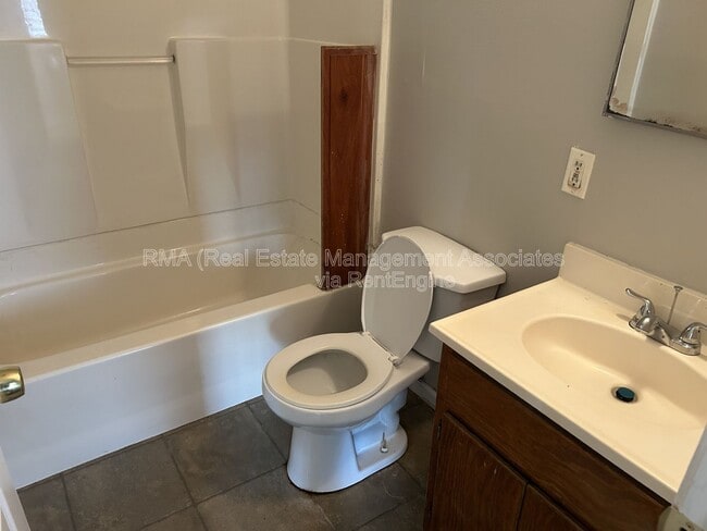 Building Photo - 413 Springview Dr