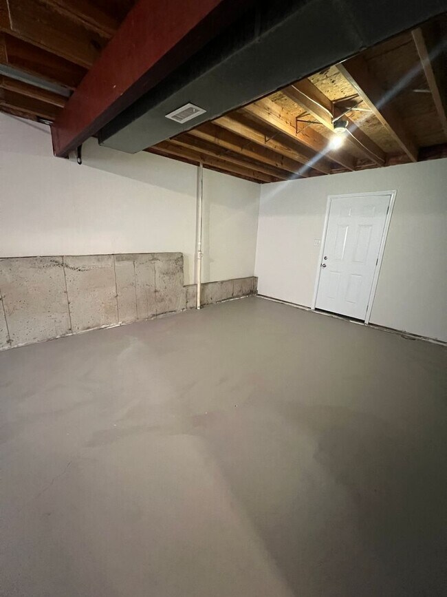 Building Photo - Spacious 4 bedroom Home conveniently locat...
