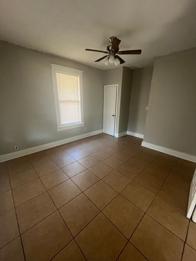 Building Photo - Renovated house in quite Neighborhood