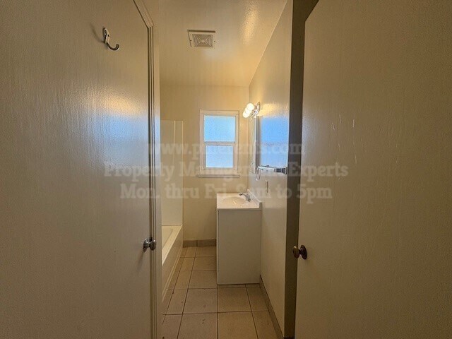 Building Photo - 466 E Pine St