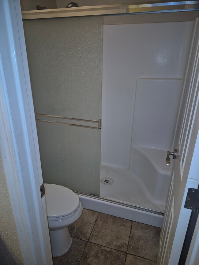Building Photo - Two Bedroom Unit in HOA with Pool