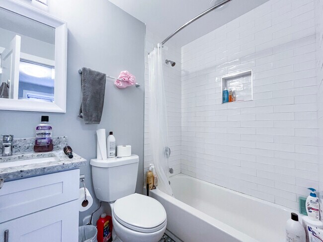 Building Photo - 1750 W Summerdale Ave